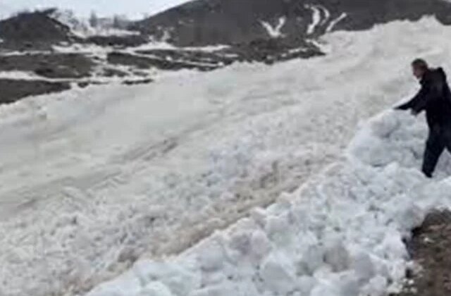 Hakkari’de köy yakınına çığ düşme anı görüntülendi