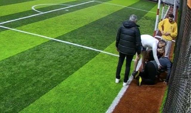 Halı saha maçında kalbine yenik düştü: O anlar kamerada