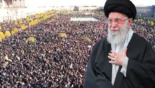 Hamaney’in ölümü sonrası İsfahan’da binlerce kişi sokağa indi