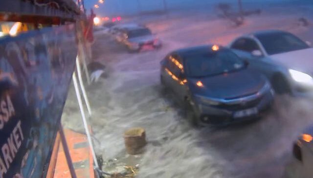 Hatay’da kuvvetli fırtınayla deniz taştı, iş yerleri zarar gördü