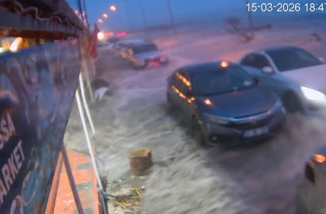 Hatay’da kuvvetli fırtınayla deniz taştı, iş yerleri zarar gördü