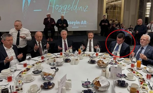 Herkes iftar duasında Osman Gökçek telefonda