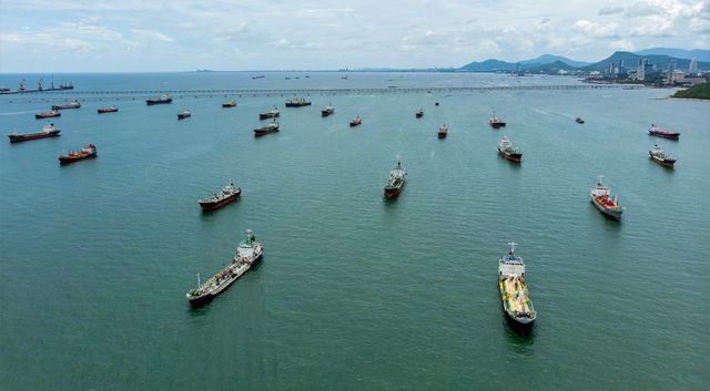 Hindistan’a ait LPG tankerleri Hürmüz Boğazı’ndan geçti