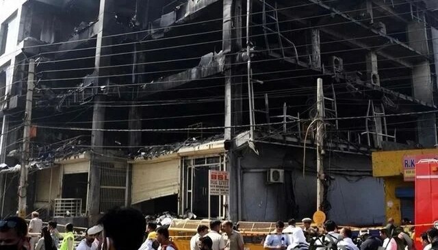 Hindistan’da çok katlı binada çıkan yangında 7 kişi öldü