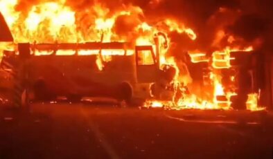 Kamyonla çarpışan otobüs alev aldı, 13 kişi feci şekilde can verdi