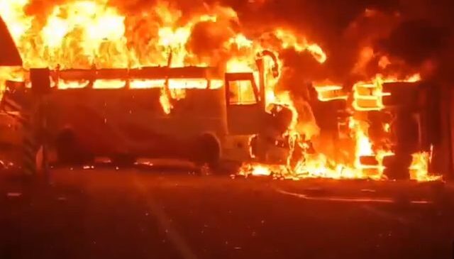 Kamyonla çarpışan otobüs alev aldı, 13 kişi feci şekilde can verdi