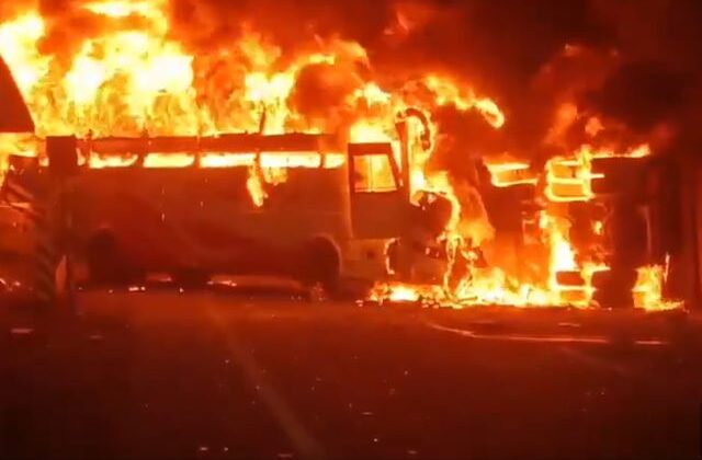 Kamyonla çarpışan otobüs alev aldı, 13 kişi feci şekilde can verdi