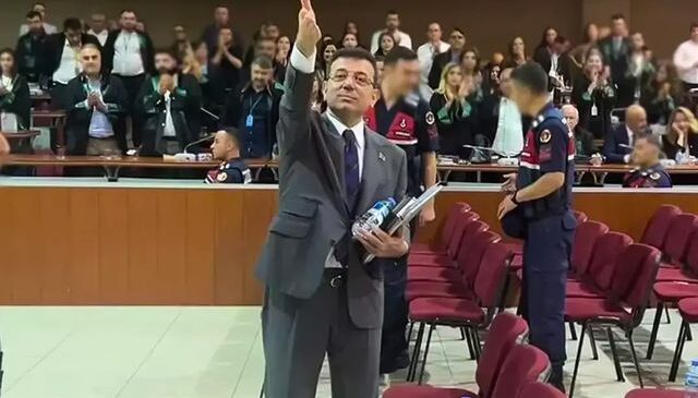 İBB davasının ikinci celsesi de gergin başladı! Avukatlardan yumruklu protesto