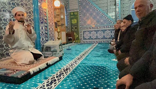 İmamın cemaate telefon tepkisi: Kimisinde ‘Bartın çiftetellisi’, kimisinde ‘Azdavaylı Safiye’ çalıyor