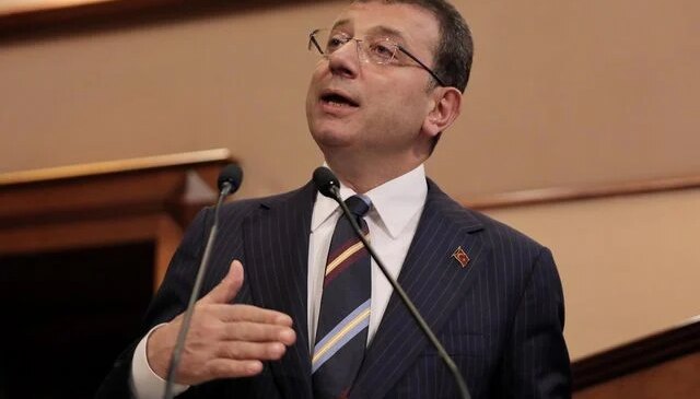 İmamoğlu’na mahkemede gizlice verilen not, duruşma salonunda unutuldu