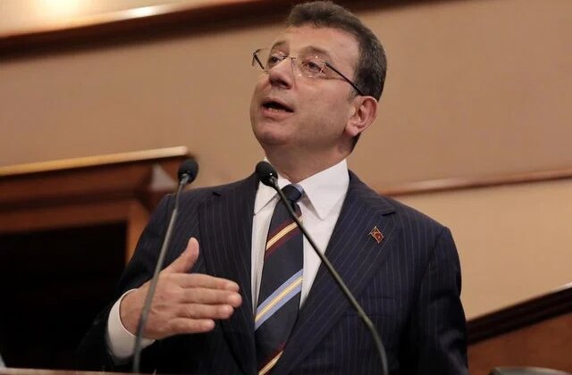 İmamoğlu’na mahkemede gizlice verilen not, duruşma salonunda unutuldu