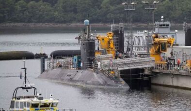 İngiltere’de nükleer denizaltıların bulunduğu üsse girmeye çalışan 2 kişiye gözaltı