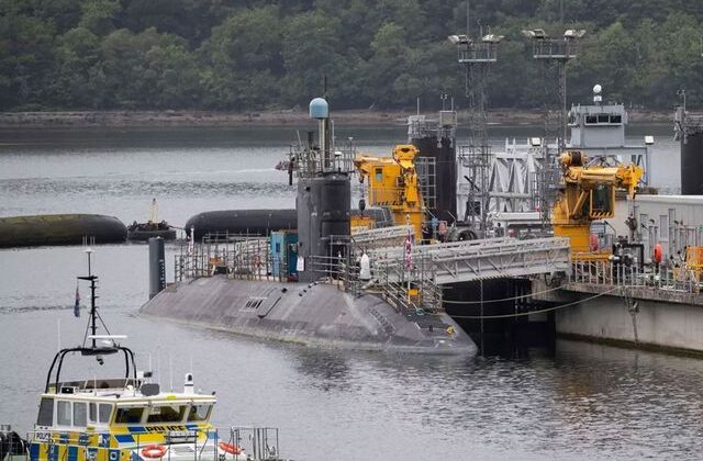 İngiltere’de nükleer denizaltıların bulunduğu üsse girmeye çalışan 2 kişiye gözaltı