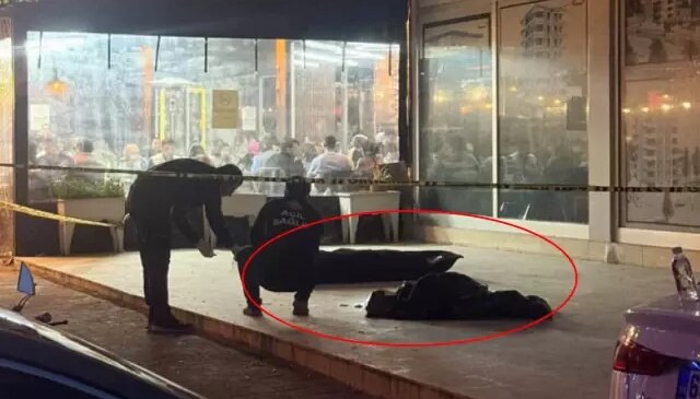 İnsanlığın geldiği son nokta! Cansız bedene aldırmadan yemek yediler