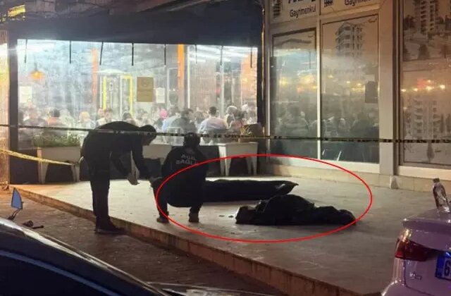 İnsanlığın geldiği son nokta! Cansız bedene aldırmadan yemek yediler