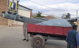 İran’da düşürülen İsrail İHA’sı traktörle sokak sokak taşınarak sergilendi