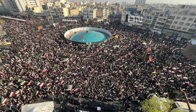 İran’da milyonlar Mücteba Hameney için sokaklarda
