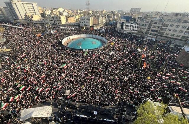 İran’da milyonlar Mücteba Hameney için sokaklarda