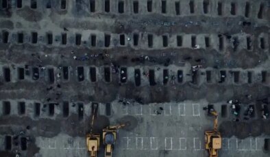 İran’da okul saldırısında hayatını kaybeden öğrenciler son yolculuğuna uğurlanıyor