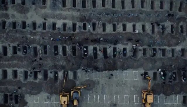 İran’da okul saldırısında hayatını kaybeden öğrenciler son yolculuğuna uğurlanıyor