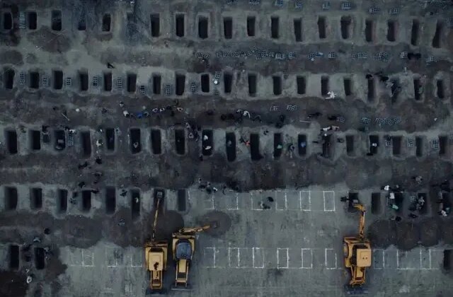 İran’da okul saldırısında hayatını kaybeden öğrenciler son yolculuğuna uğurlanıyor