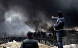 İran’da vurulan petrol deposundan dumanlar yükseliyor! Vatandaşlara kritik bir uyarı var