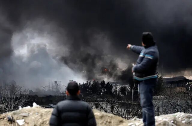 İran’da vurulan petrol deposundan dumanlar yükseliyor! Vatandaşlara kritik bir uyarı var