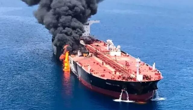 İran, Hürmüz Boğazı’nda bir petrol tankerini daha vurdu