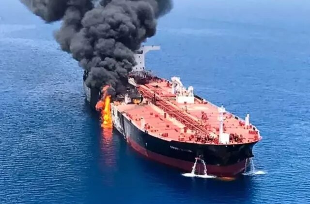 İran, Hürmüz Boğazı’nda bir petrol tankerini daha vurdu
