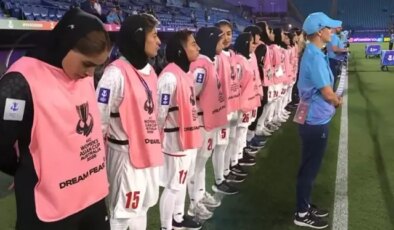 İran Kadın Milli Futbol Takımı 160 çocuğun ölmesine kayıtsız kalmadı