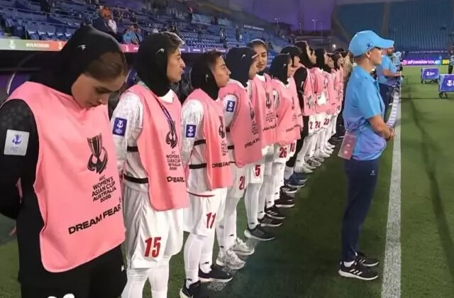 İran Kadın Milli Futbol Takımı 160 çocuğun ölmesine kayıtsız kalmadı