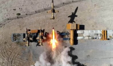 İran, Katar’daki ABD üssünü balistik füzeyle vurdu