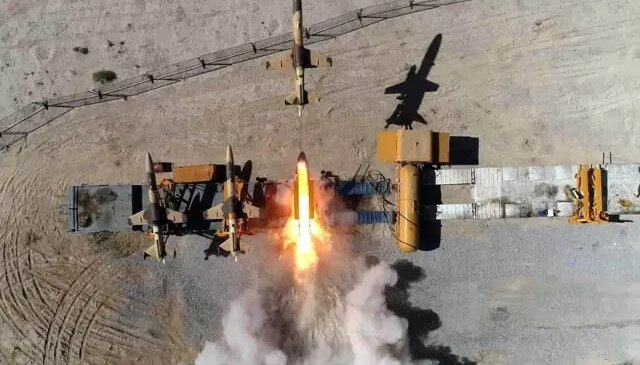 İran, Katar’daki ABD üssünü balistik füzeyle vurdu