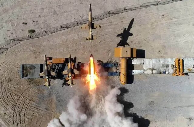 İran, Katar’daki ABD üssünü balistik füzeyle vurdu