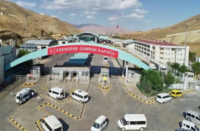 İran sınırındaki Esendere Sınır Kapısı’nda geçişlere kısıtlama getirildi