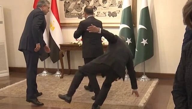 İslamabad’daki kritik zirvede Pakistanlı bakan yere düştü