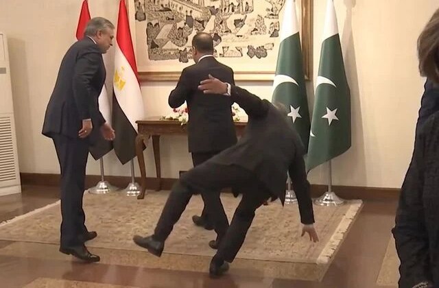 İslamabad’daki kritik zirvede Pakistanlı bakan yere düştü