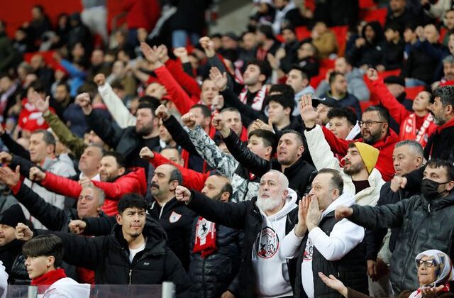 İspanyollarla dostluk rüzgarı! Samsun, Atatürk ve Pedro Sanchez tezahüratlarıyla inledi