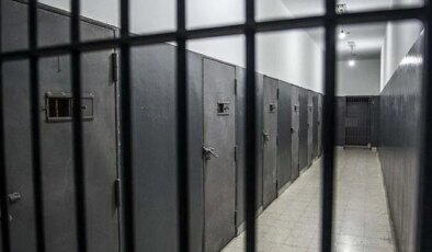 İsrail, hapishanelerdeki Filistinli esirlerin koğuşlarına eşzamanlı baskın yaptı