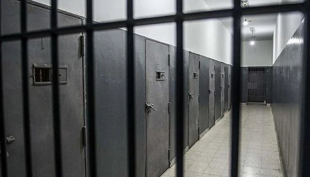 İsrail, hapishanelerdeki Filistinli esirlerin koğuşlarına eşzamanlı baskın yaptı