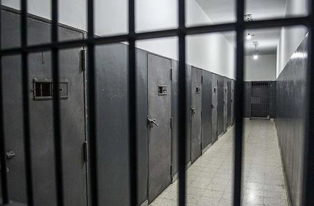 İsrail, hapishanelerdeki Filistinli esirlerin koğuşlarına eşzamanlı baskın yaptı