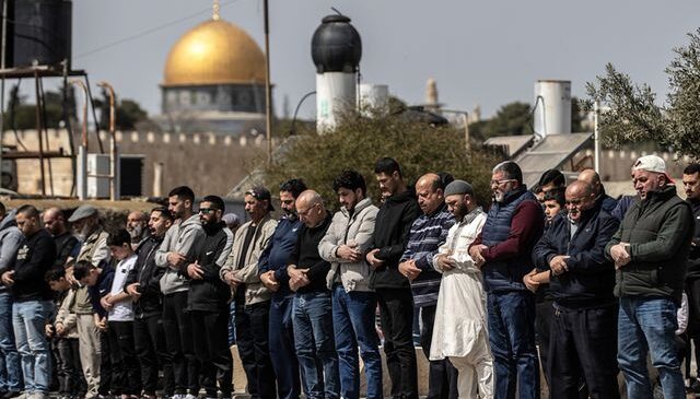İsrail ramazanın son cumasında Mescid-i Aksa’yı kapattı! Filistinliler dışarıda namaz kılıyor