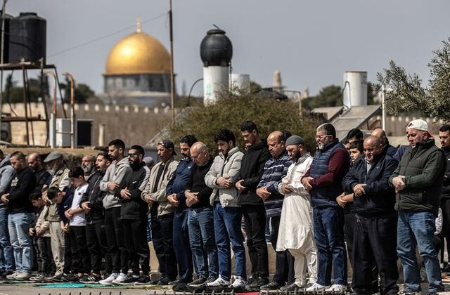İsrail ramazanın son cumasında Mescid-i Aksa’yı kapattı! Filistinliler dışarıda namaz kılıyor