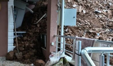 Beykoz’da toprak kayması: Tek katlı ev ve otomobil hasar gördü