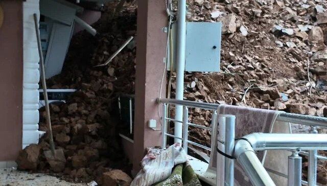 Beykoz’da toprak kayması: Tek katlı ev ve otomobil hasar gördü