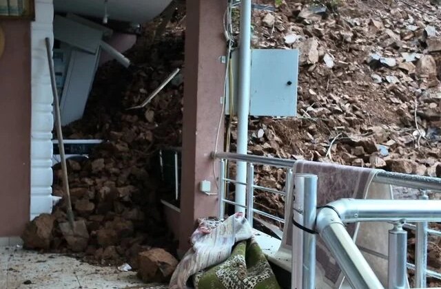 Beykoz’da toprak kayması: Tek katlı ev ve otomobil hasar gördü