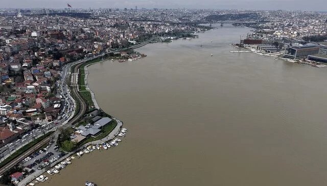 Sağanak sonrası İstanbul Boğazı’ndaki renk değişimi havadan görüntülendi