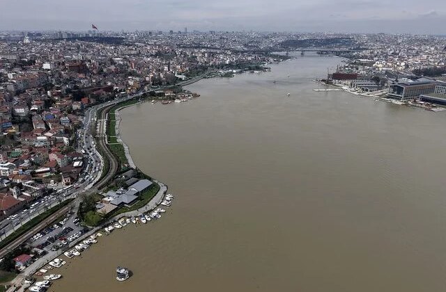 Sağanak sonrası İstanbul Boğazı’ndaki renk değişimi havadan görüntülendi