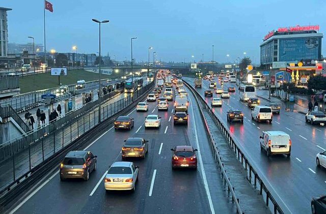 İstanbul’da bayram sonrası haftanın ilk günü sabah saatlerinde trafik yoğunluğu oluştu