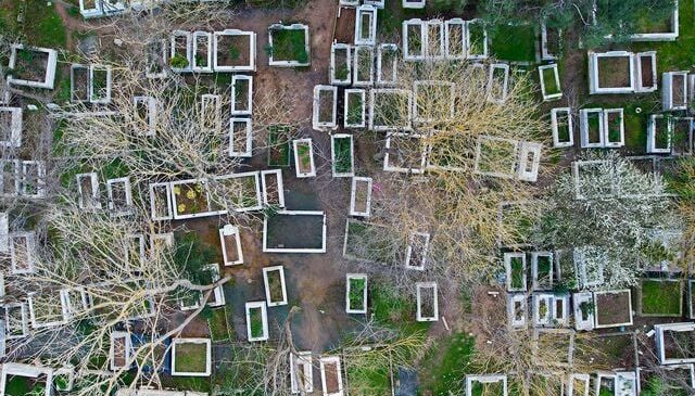 Arnavutköy’de mezarlık sular altında kaldı